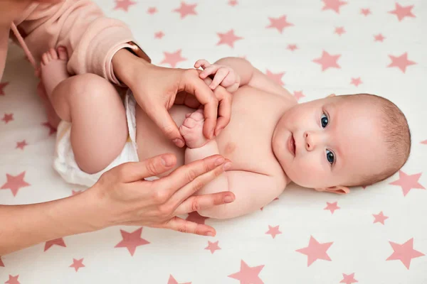 Masaje Bebé Madre Masajeando Bebé Recién Nacido Para Una Salud — Foto de Stock