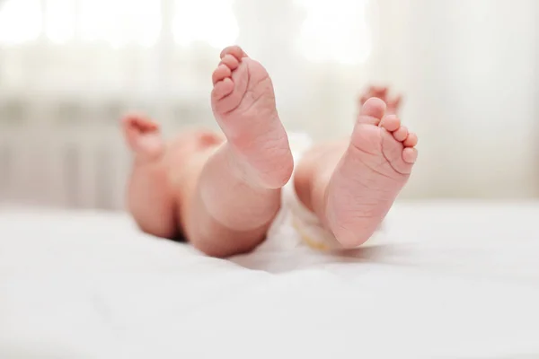 Новорожденные Ноги Милый Маленький Ребенок Лежит Белой Кровати — стоковое фото
