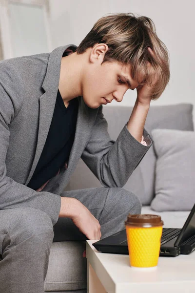 Upset Caucasian Young Man Using Laptop Home Bad Online Date — Stock Photo, Image