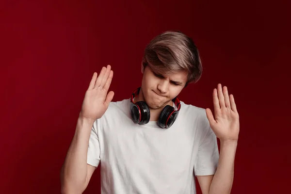 Animado Adolescente Estudante Homem Branco Shirt Com Fones Ouvido Dançando — Fotografia de Stock