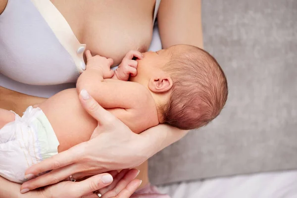 Young Mother Breastfeeding Her Newborn Baby Home Breastfeeding Concept — Stock Photo, Image