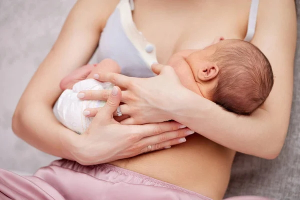 Νεαρή Μητέρα Θηλάζει Νεογέννητο Μωρό Της Στο Σπίτι Έννοια Θηλασμού — Φωτογραφία Αρχείου