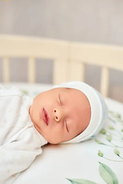 Bedårande Nyfött Barn Sover Barnsäng Hemma — Stockfoto