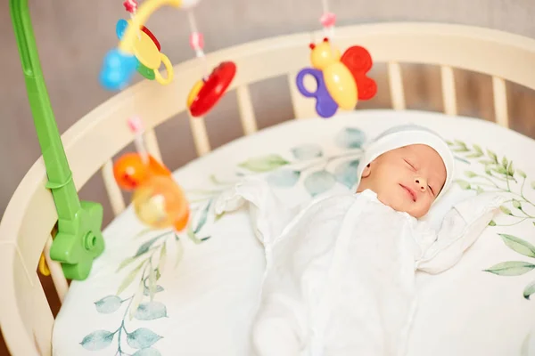 Adorable Recién Nacido Bebé Durmiendo Cuna Casa — Foto de Stock