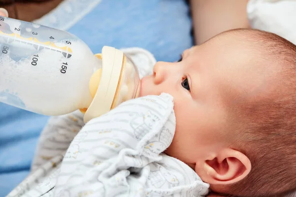 Mother Feeds Her Little Cute Newborn Daughter Milk Bottle Home — Stock Photo, Image