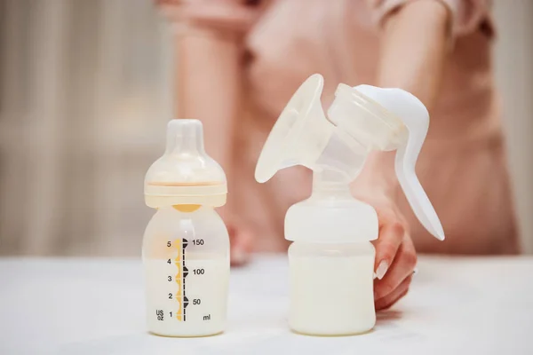 Χειροκίνητη Αντλία Στήθους Και Φιάλη Γάλα Για Μωρό Στο Φόντο — Φωτογραφία Αρχείου