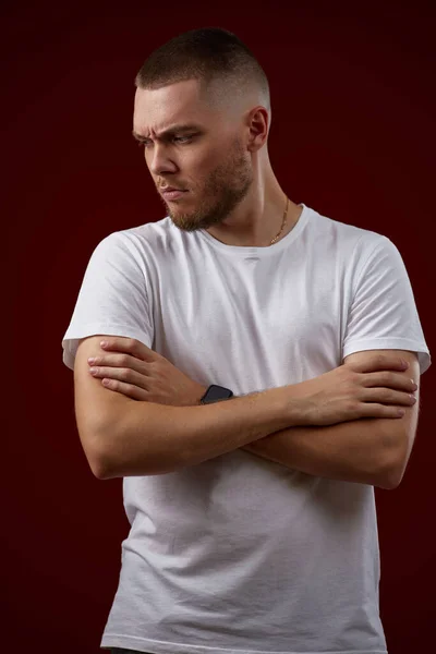 Jovem Homem Bonito Uma Camiseta Branca Pensa Algo Fundo Vermelho — Fotografia de Stock