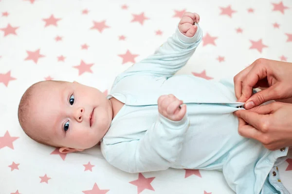 Mother Dressing Her Adorable Hewborn Baby Home — Stock Photo, Image