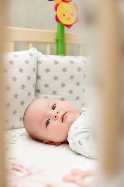 Счастливый Милый Новорожденный Ребенок Детской Кроватке Дома — стоковое фото
