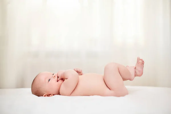 Lindo Bebé Feliz Tendido Cama Casa — Foto de Stock