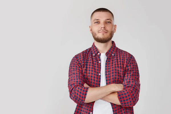 Smiling Young Guy Posing Crossed Arms Gray Studio Background —  Fotos de Stock