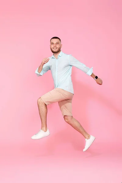 Νεαρός Χαμογελαστός Άντρας Καλοκαιρινά Ρούχα Πηδάει Απομονωμένος Ροζ Φόντο Πλήρες — Φωτογραφία Αρχείου