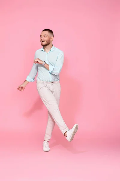 Handsome Smiling Man Blue Shirt Dancing Isolated Pastel Pink Background — Φωτογραφία Αρχείου