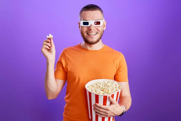 Glücklich Kaukasischen Mann Gläsern Essen Popcorn Auf Violettem Hintergrund — Stockfoto