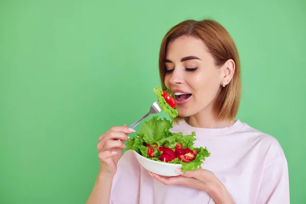 Atractiva Mujer Caucásica Comiendo Ensalada Verduras Frescas Sobre Fondo Verde — Foto de Stock