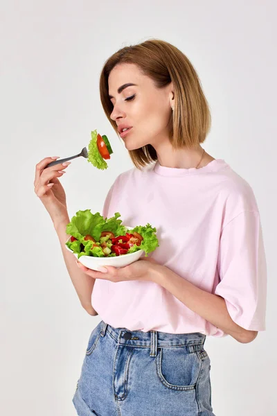 Hermosa Mujer Rubia Sonriente Comiendo Ensalada Verduras Frescas Sobre Fondo — Foto de Stock
