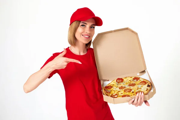 Дівчина Доставкою Піци Вказує Пальцем Піцу Ізольовано Білому Тлі — стокове фото