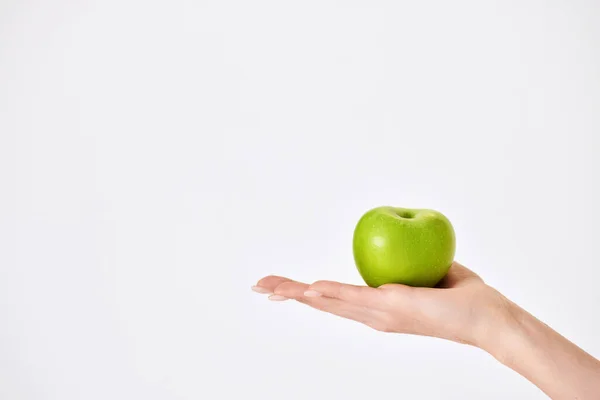 Main Féminine Tenant Pomme Rouge Isolé Sur Fond Blanc — Photo