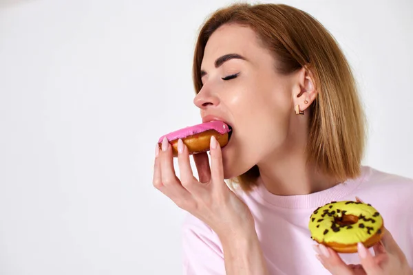 Smiling Beautiful Blonde Woman Eating Donuts Pleasure Isolated White Background — Stock Photo, Image