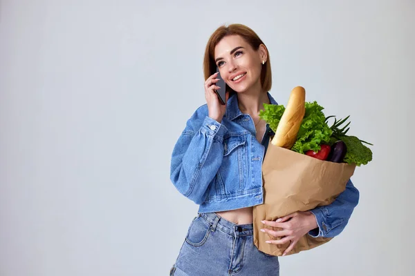 Schöne Junge Frau Mit Umweltfreundlichen Einkauf Papiertüte Voller Lebensmittel Und — Stockfoto