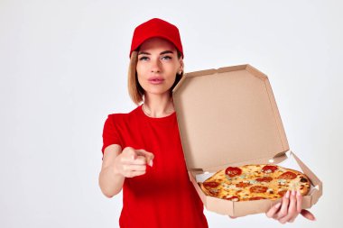Pizzacı kız kamerayı işaret ediyor ve sen beyaz arka planda izole edilmişsin.