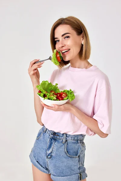 Attractive Caucasian Woman Eating Fresh Vegetable Salad White Background — Φωτογραφία Αρχείου