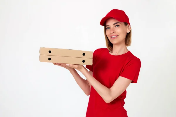 Дружня Жінка Доставкою Піци Уніформі Тримає Коробки Піци Білому Тлі — стокове фото