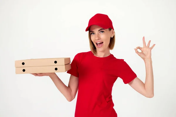 Mujer Feliz Entrega Pizza Uniforme Con Cajas Pizza Mostrando Gesto — Foto de Stock