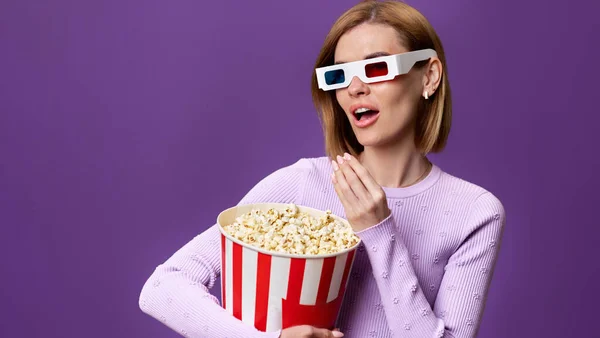 Jouful Femme Caucasienne Lunettes Regarder Film Manger Pop Corn Isolé — Photo