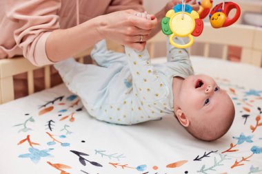 Bebek masajı. Anne gelişim için bebekle egzersiz yapıyor..