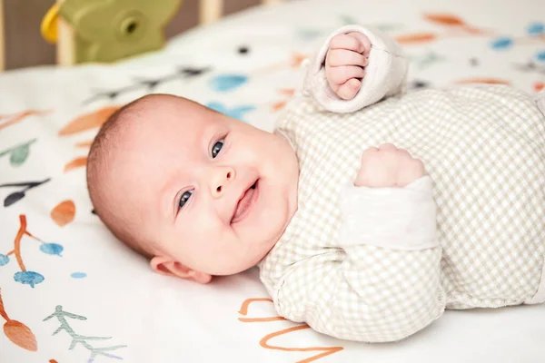 Glad Söt Nyfödd Bebis Barnsäng Hemma — Stockfoto