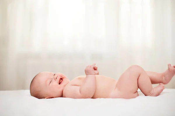 Sorrindo Bonito Pequeno Bebê Deitado Cama Casa — Fotografia de Stock