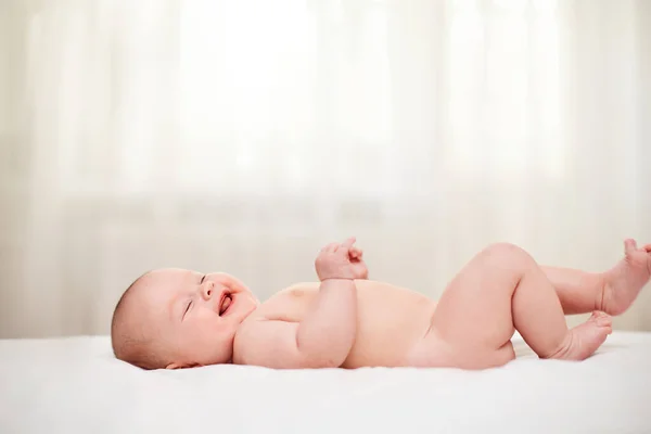 Sonriente Lindo Bebé Tendido Cama Casa — Foto de Stock