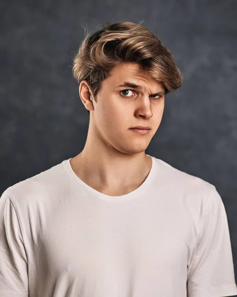 Νεαρός Όμορφος Άντρας Αμφιβολία Στο Πρόσωπό Του Μπλουζάκι Γκρι Φόντο — Φωτογραφία Αρχείου
