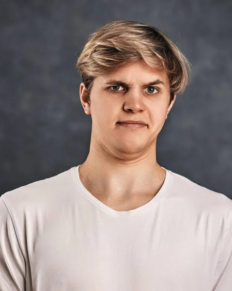 Jeune Homme Fronçant Les Sourcils Sur Fond Gris Émotions Humaines — Photo