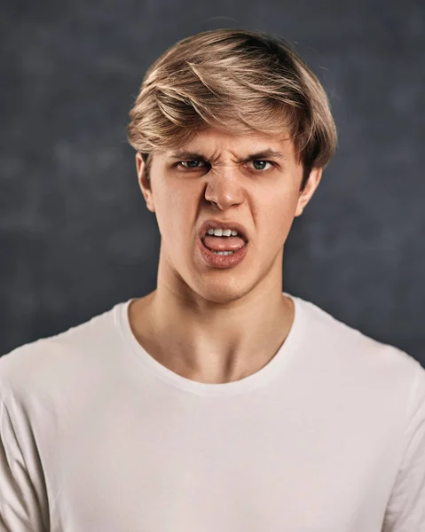 Portrait Young Man Expressing Negativity Gray Background Disgusting — Fotografia de Stock