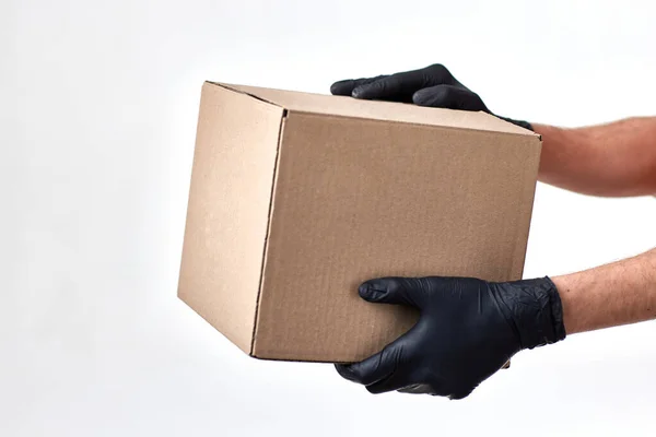 Zblízka Dodávka Muž Ruku Rukavicích Drží Hnědé Papírové Krabice Izolované — Stock fotografie