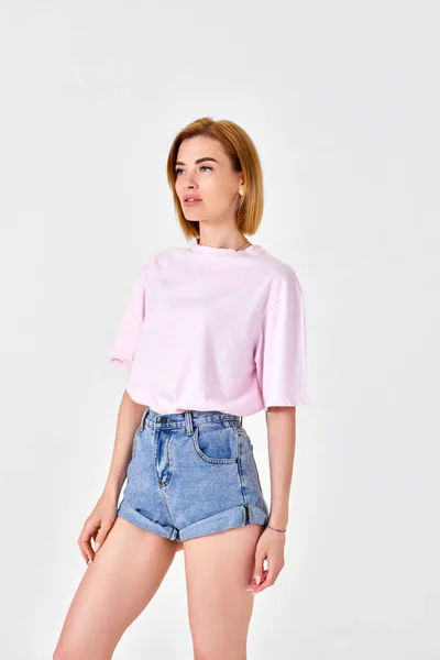 Jovem Mulher Loira Caucasiana Camiseta Rosa Shorts Jeans Fundo Branco — Fotografia de Stock