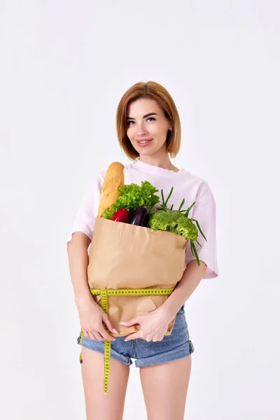 Sportlich Schlanke Frau Mit Einkaufstasche Voller Lebensmittel Und Maßband Auf — Stockfoto