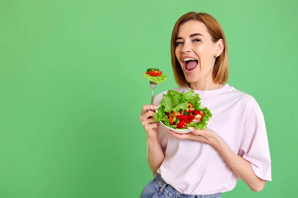 Mujer Rubia Riendo Comiendo Ensalada Verduras Frescas Sobre Fondo Verde — Foto de Stock
