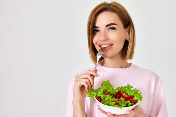 Sorrindo Mulher Loira Saudável Comendo Salada Legumes Frescos Fundo Branco — Fotografia de Stock