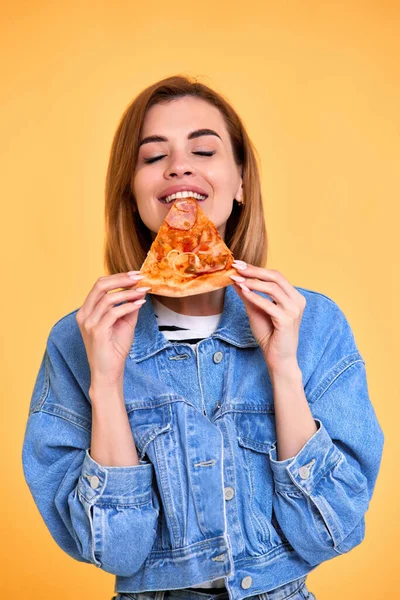 Tan Delicioso Emocionado Hermosa Mujer Rubia Comiendo Con Pizza Satisfacción — Foto de Stock