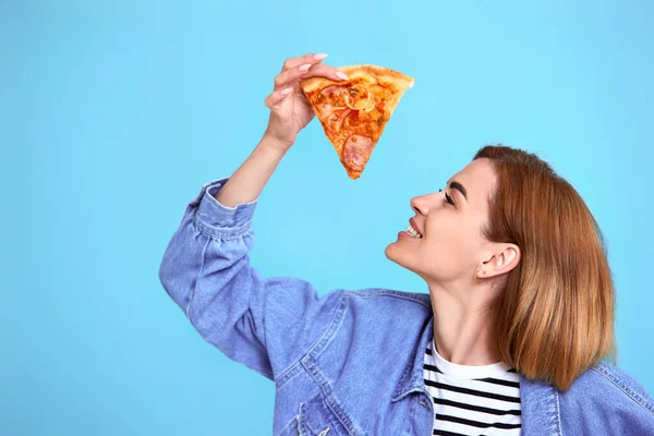 Mujer Joven Comiendo Rebanada Pizza Mirando Encantado Fondo Azul Espacio — Foto de Stock