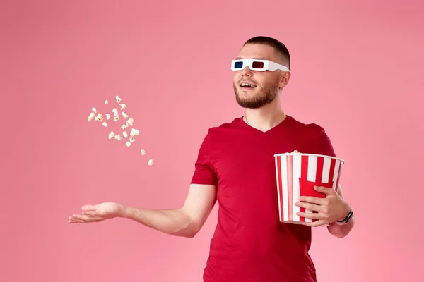 Young Man Glasses Throwing Eating Popcorn Pink Background — Φωτογραφία Αρχείου