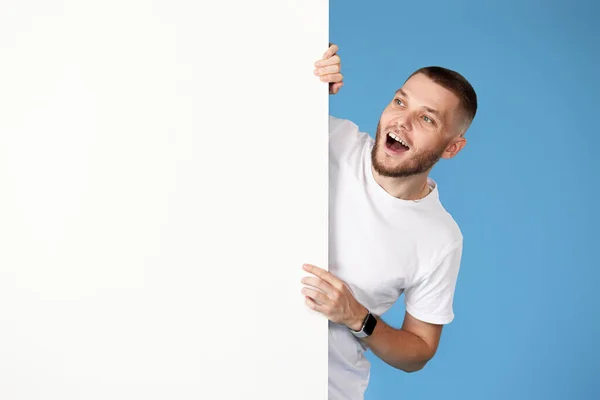 Portrait Friendly Man Casual Shirt Peeking Out Advertisement Whiteboard Empty — Φωτογραφία Αρχείου