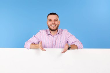 Mavi arkaplanda boş kopya alanı olan neşeli bir adamın portresi