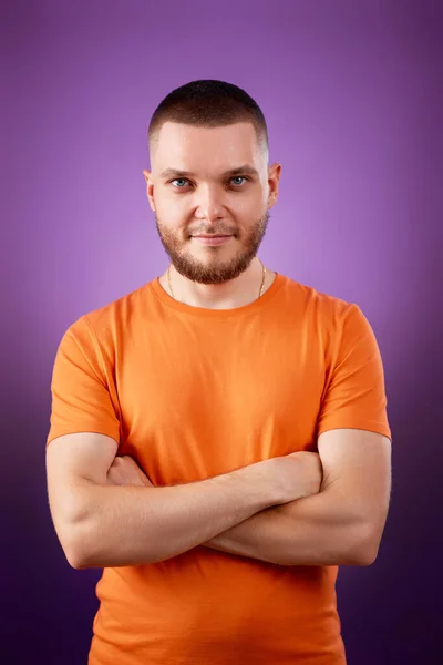 Smiling Young Guy Orange Shirt Posing Crossed Arms Looking Camera — ストック写真