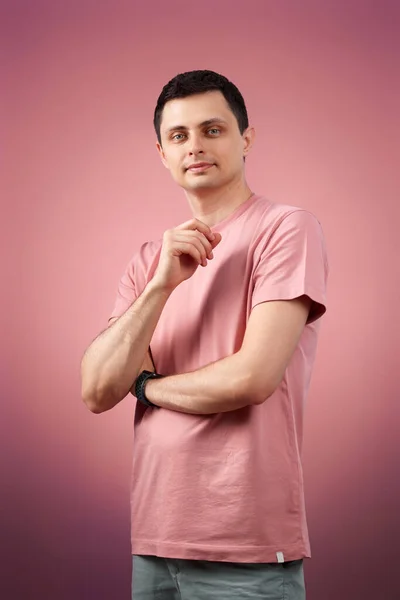 Hombre Guapo Camiseta Mirando Cámara Sobre Fondo Rosa — Foto de Stock