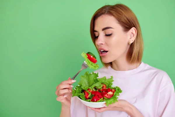 Cheerful Healthy Woman Eating Fresh Vegetable Salad Green Background — 스톡 사진