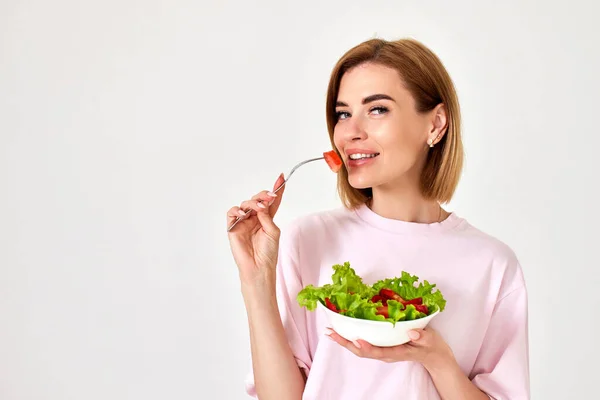 Beautiful Smiling Healthy Woman Eating Fresh Vegetable Salad Looking Happy — Stockfoto